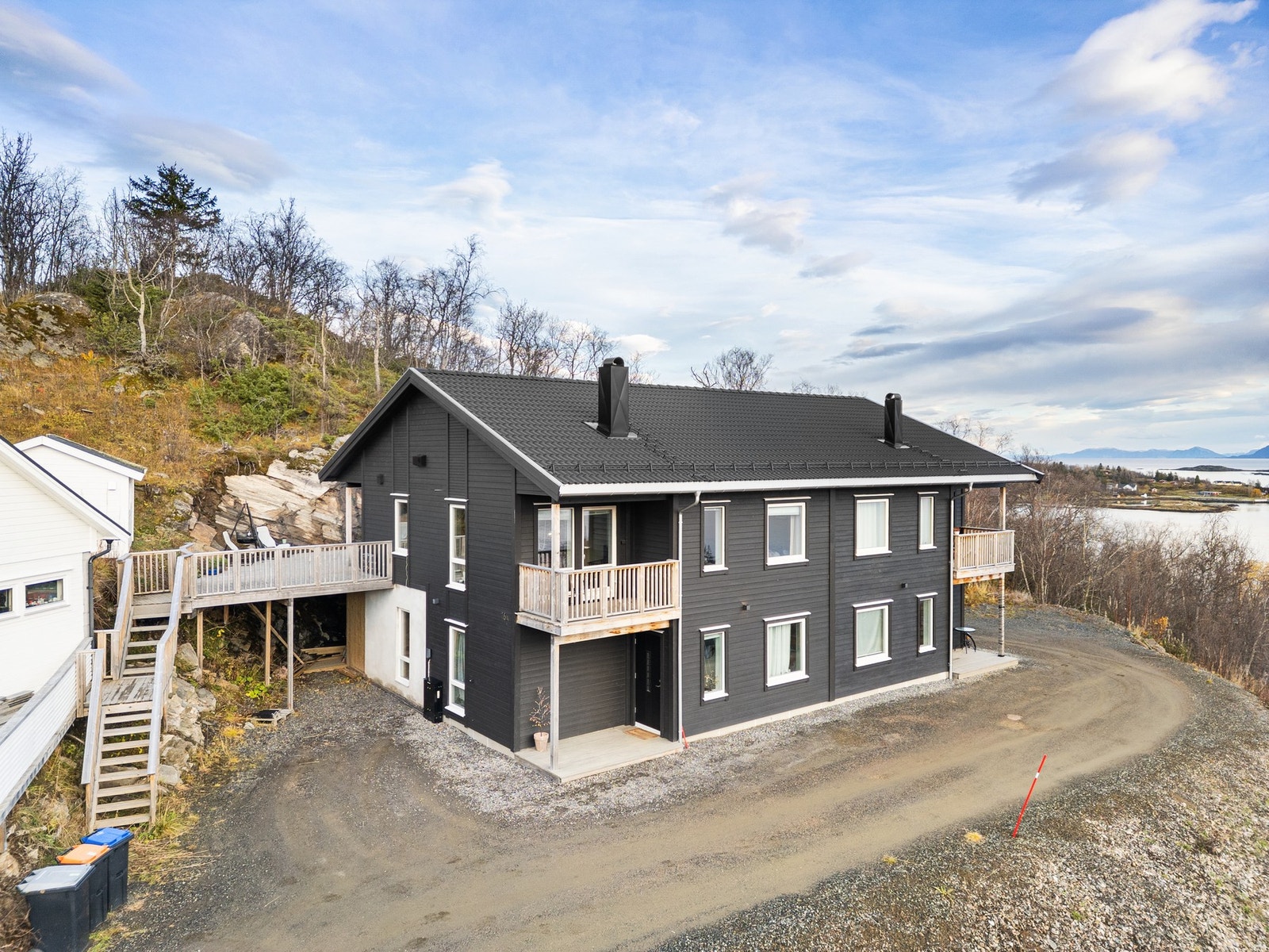 EIE Harstad v/megler Vetle Larsen har gleden av å presentere Klubbåsveien 16A!
Foto: Cinematic Photography v/Martynas Milkevicius Galleribilde