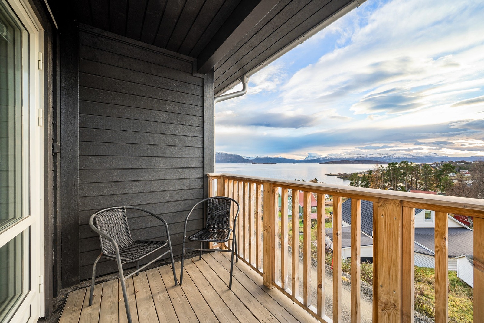 Plass til et par stoler, her kan du nyte morgenkaffen til sommeren :) Galleribilde