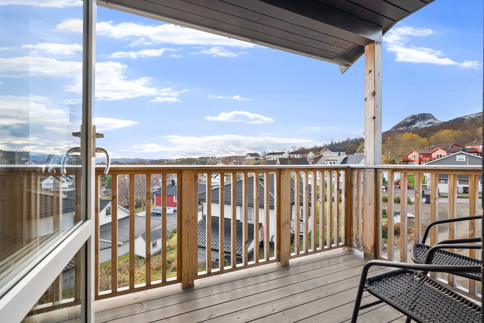Balkong utenfor stue med tak - her har du utsikt over nabolaget, mot Hinnstein og mot havet! Galleribilde