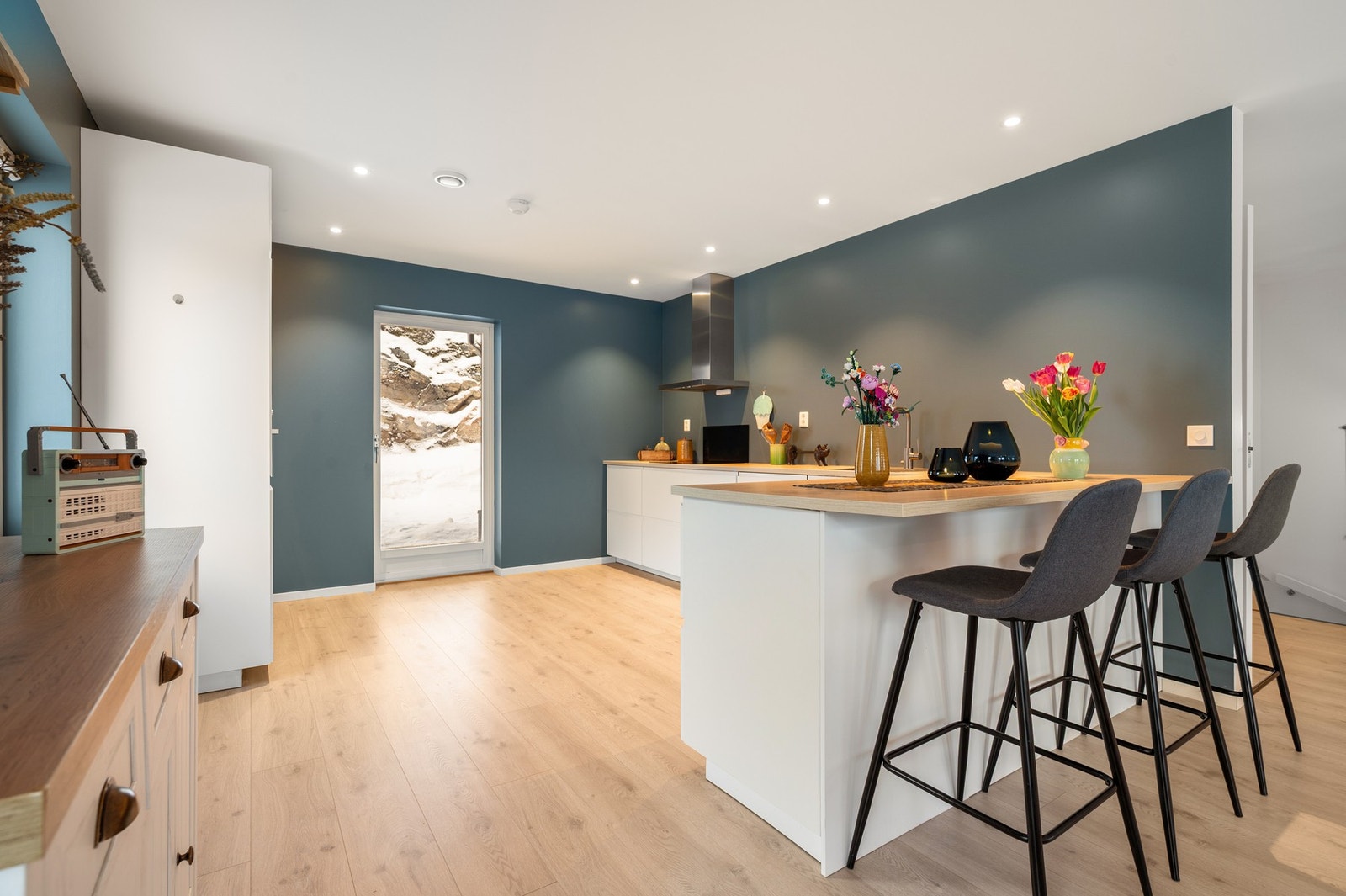 Moderne kjøkkenhalvøy med barkrakker Galleribilde