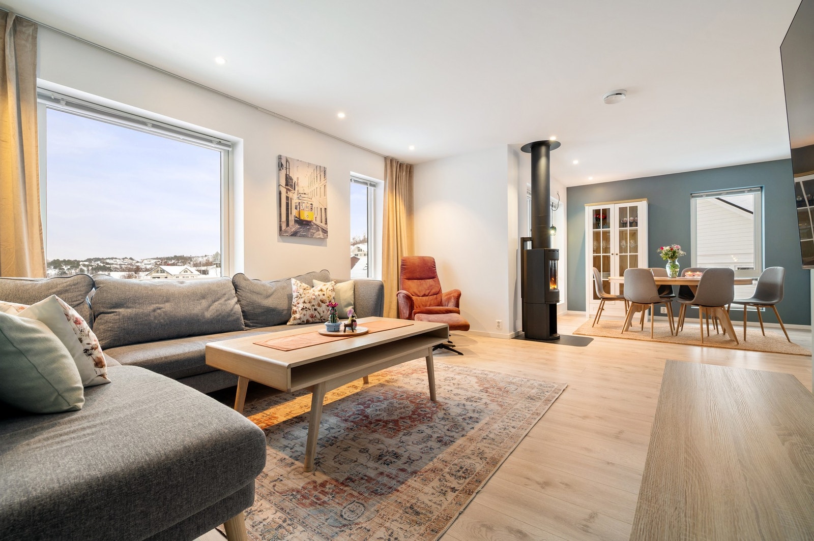 Tomannsbolig oppført i 2020 og innehar høy standard og moderne utførelser og løsninger Galleribilde