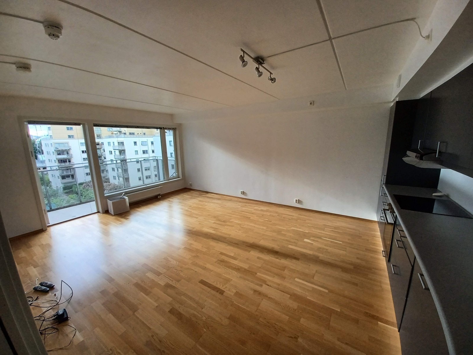 Romslig stue med plass for sofa og spisebord Galleribilde