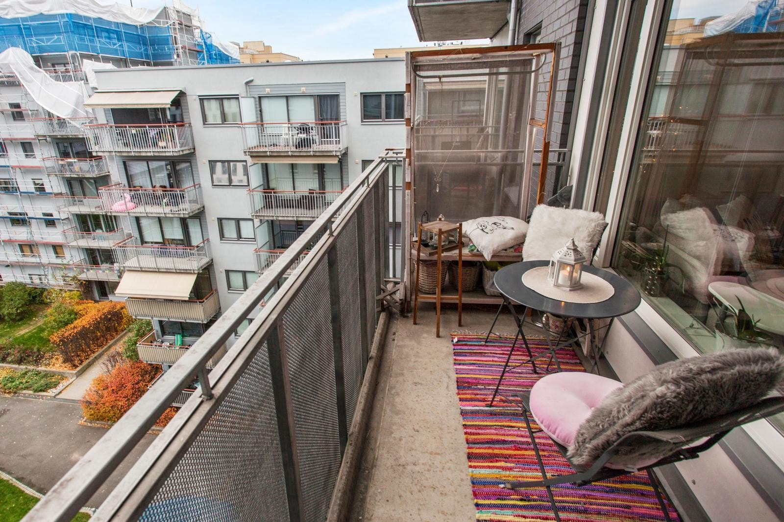 Koselig balkong med plass til utemøbler. Veldig gode solforhold og hyggelig utsikt over bakgård. Galleribilde