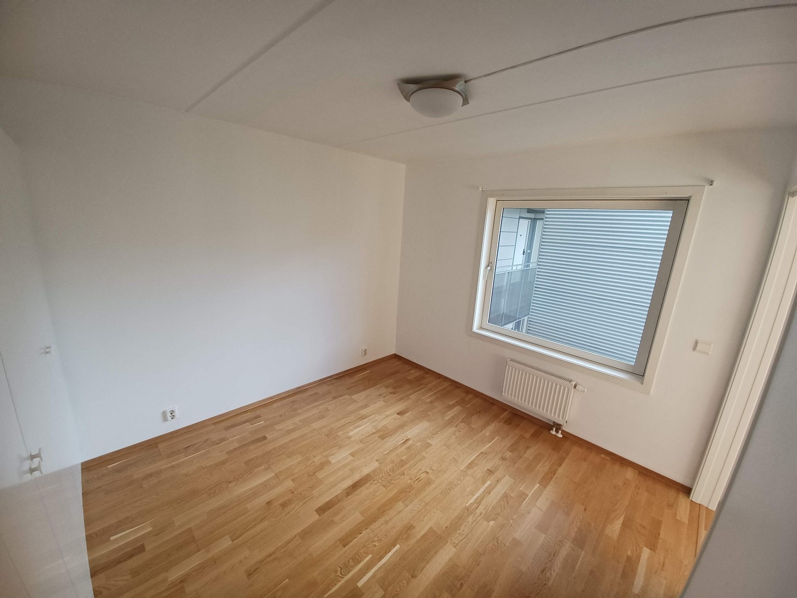 Soverom meg garderobe og god plass for dobbeltseng Galleribilde