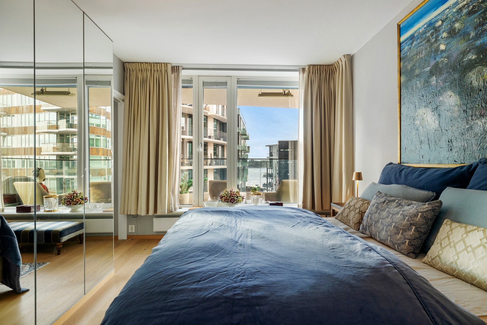 Leiligheten har et meget flott soverom - her kan man våkne til nydelig sjøutsikt! Galleribilde