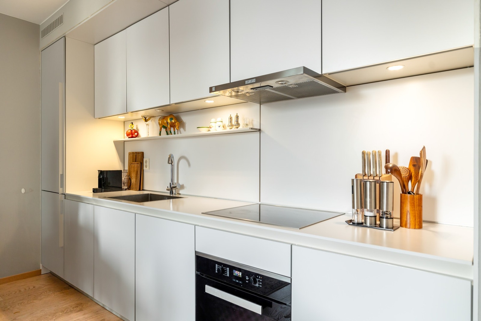 Kjøkkeninnredningen har glatte fronter i lys utførelse, og er fra italienske Varenna/Poliform levert av Expo Nova. Galleribilde