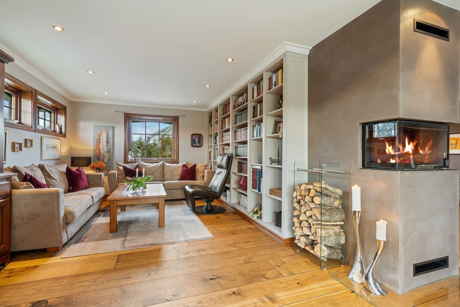 Pen tiltalende stue med stilren moderne peisovn Galleribilde