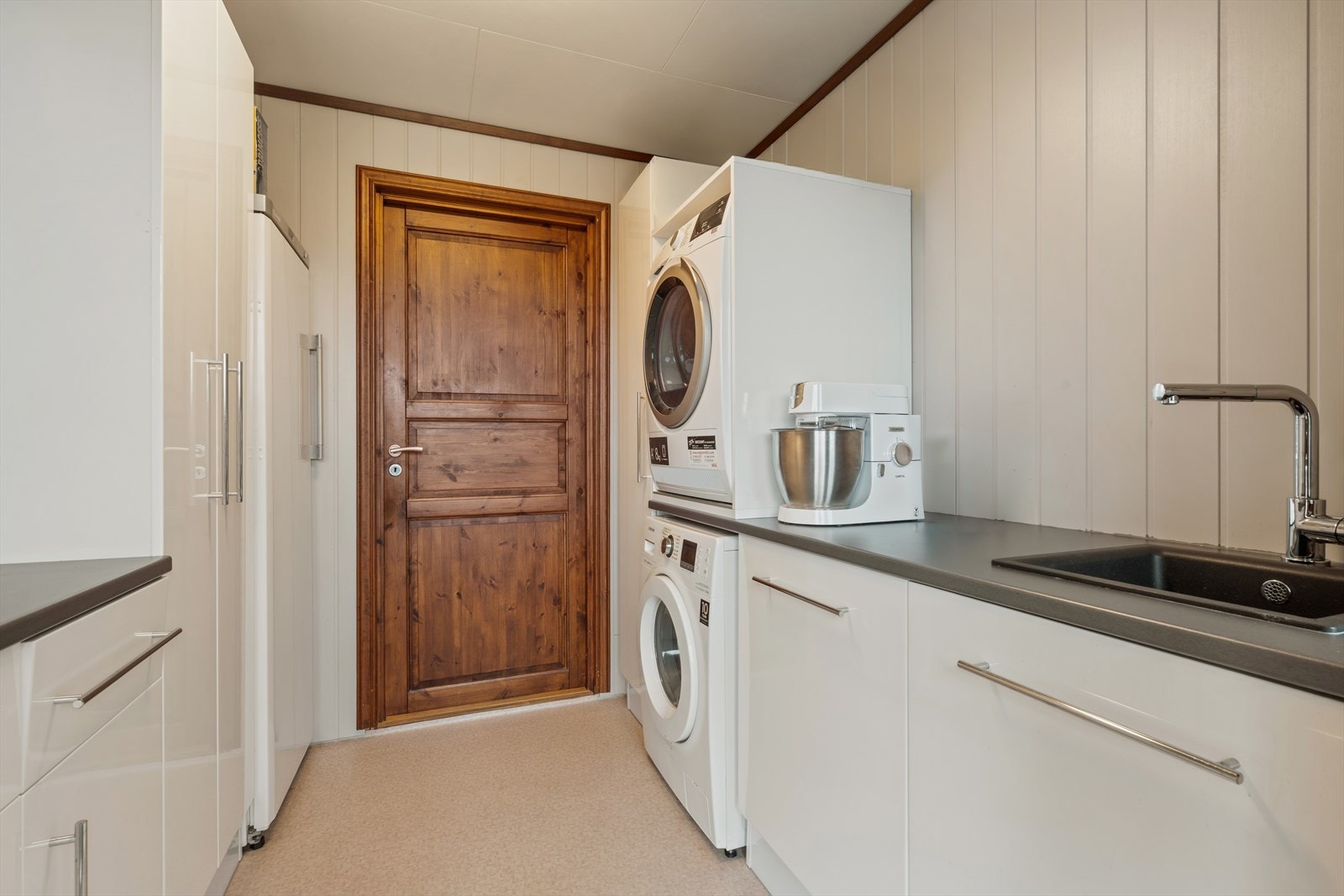 Praktisk vaskerom med god oppbevaringsplass og biinngang Galleribilde