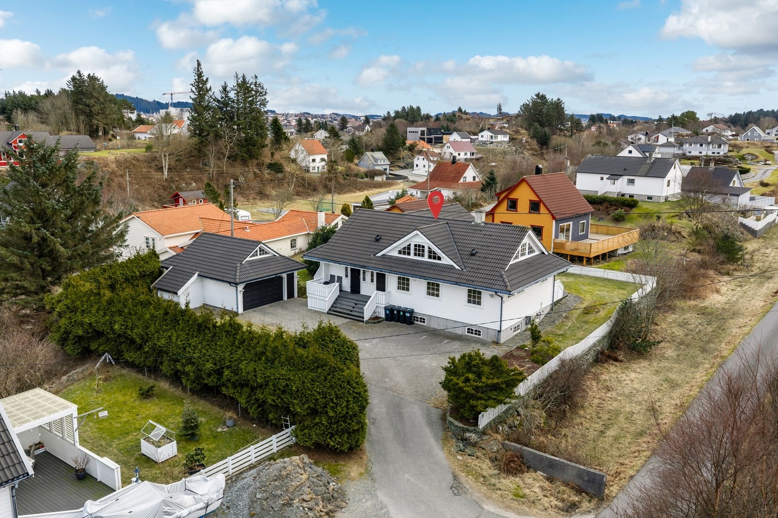 Eiendommen ligger fint til i etablert boligområde Galleribilde