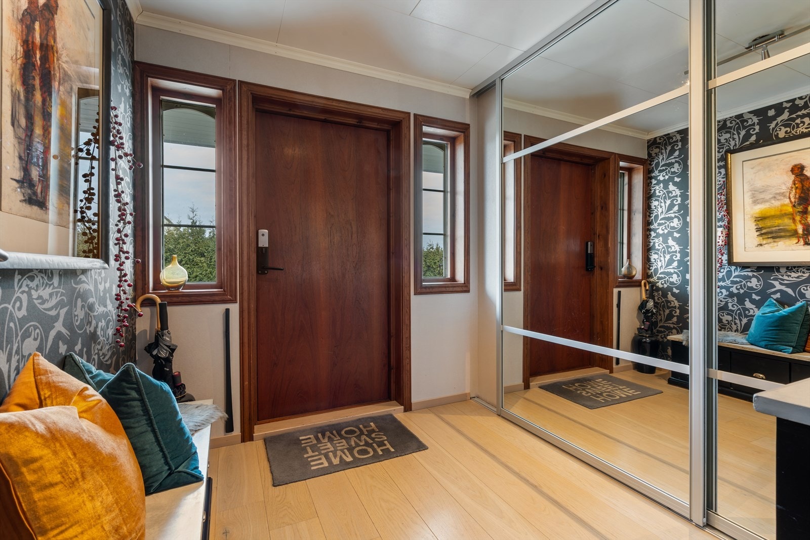 Velkommen inn! Entre` med god oppbevaringsplass i garderobe Galleribilde