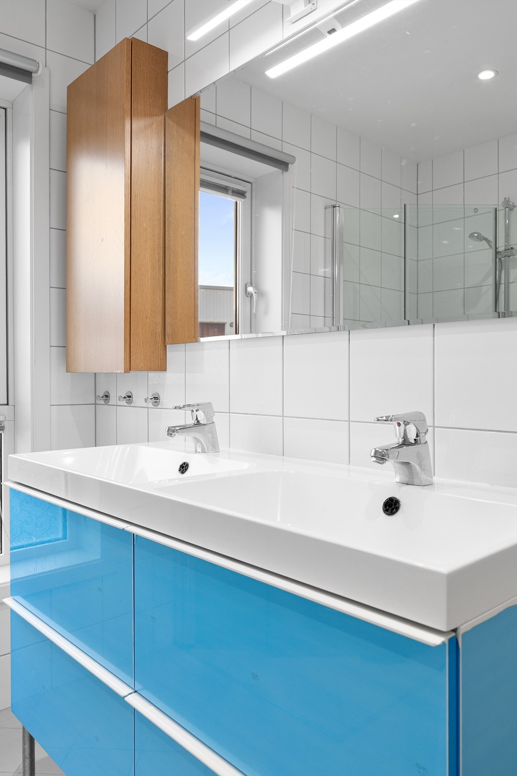 Baderomsmøblene er hvite, det blå er folie som ikke er tatt av, som ny eier kan fjerne om ønskelig Galleribilde