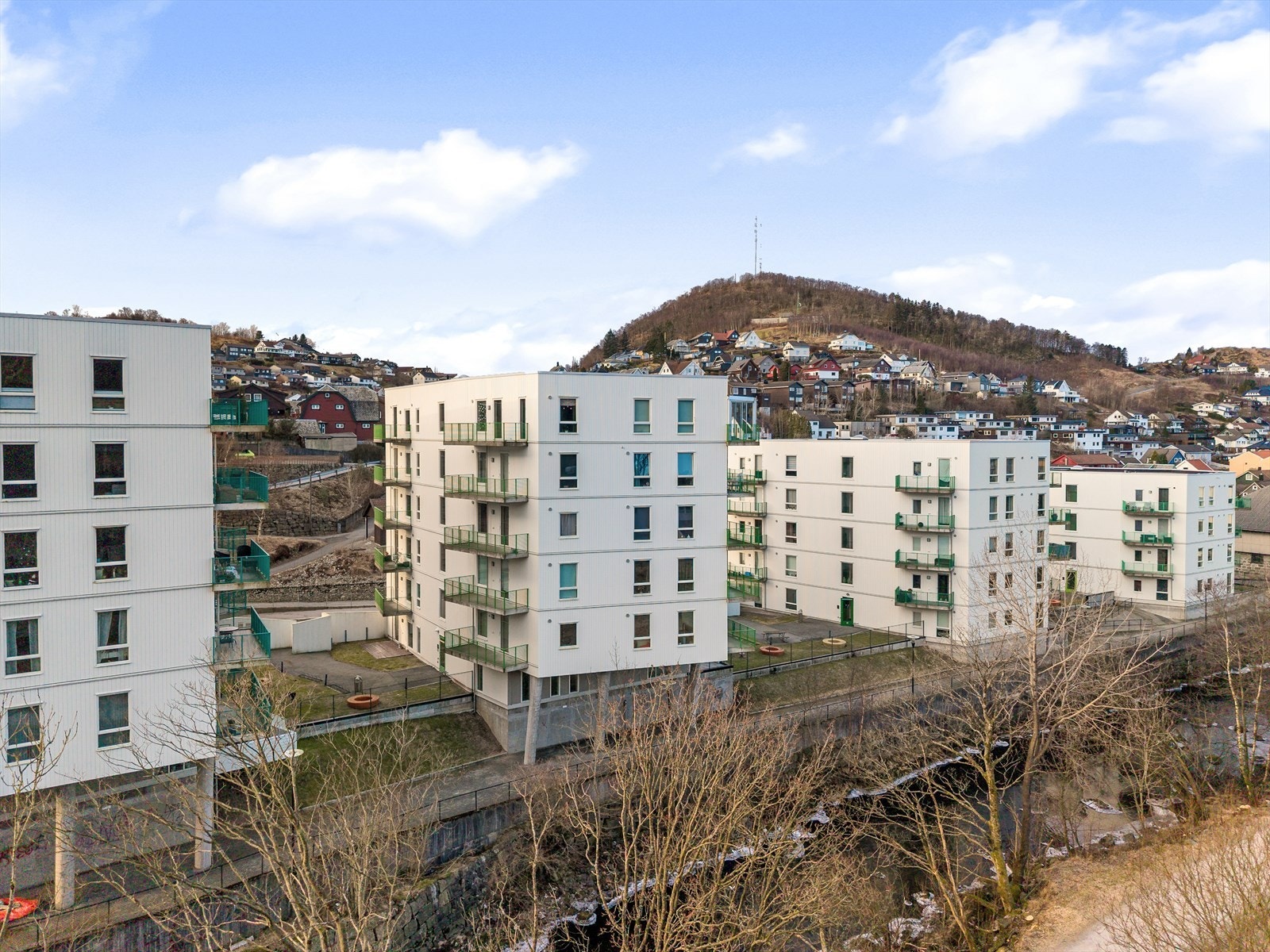 Under blokkene er det stor parkeringskjeller med egen parkering og bod til leiligheten Galleribilde