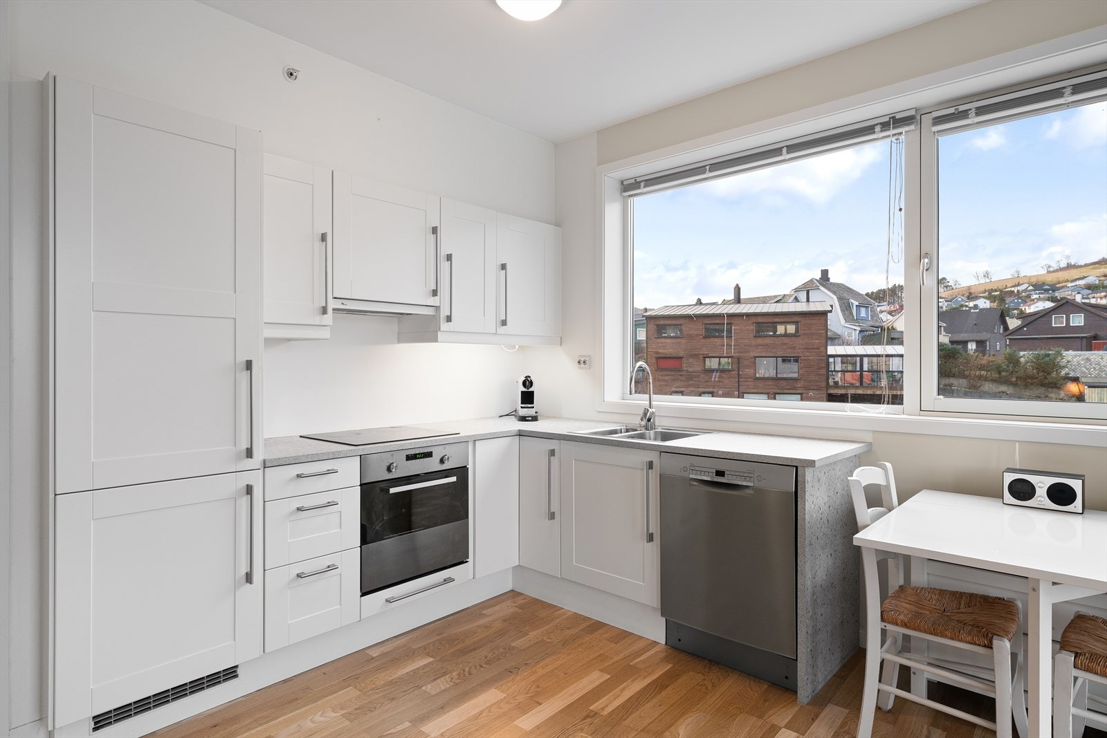 Kjøkkenet er oppgradert de siste årene med ny oppvaskmaskin, ny avtrekksvifte og ny benkeplate Galleribilde