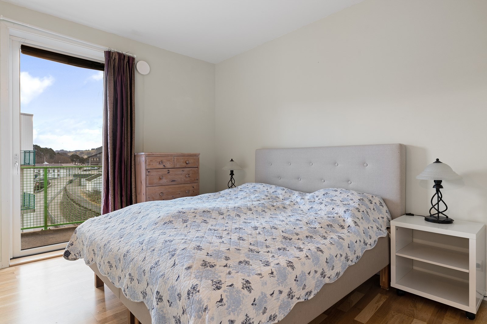 Leiligheten har to balkonger, en ved soverommet for morgensol og utsikt mot Edlandsvatnet og Rettedalen, og en med utgang fra stuen, med panoramautsikt og sol til siste slutt om sommeren Galleribilde