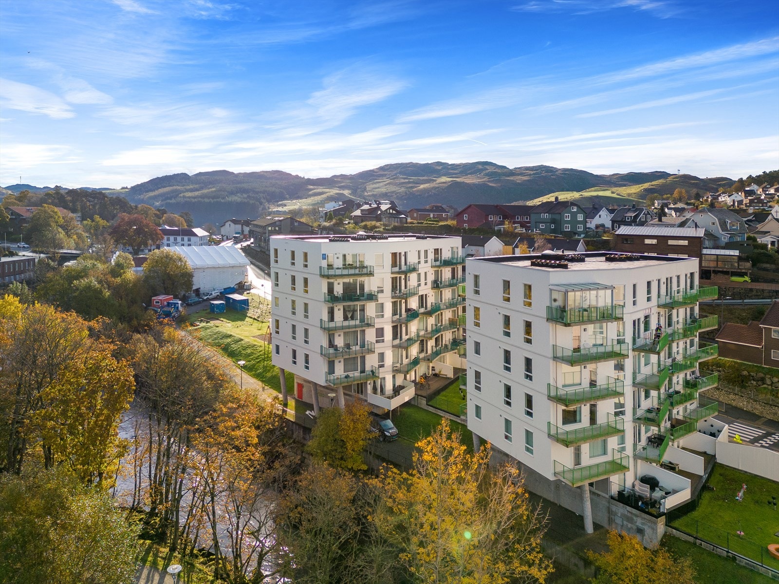 Blokkene i sameiet i sommerdrakt Galleribilde