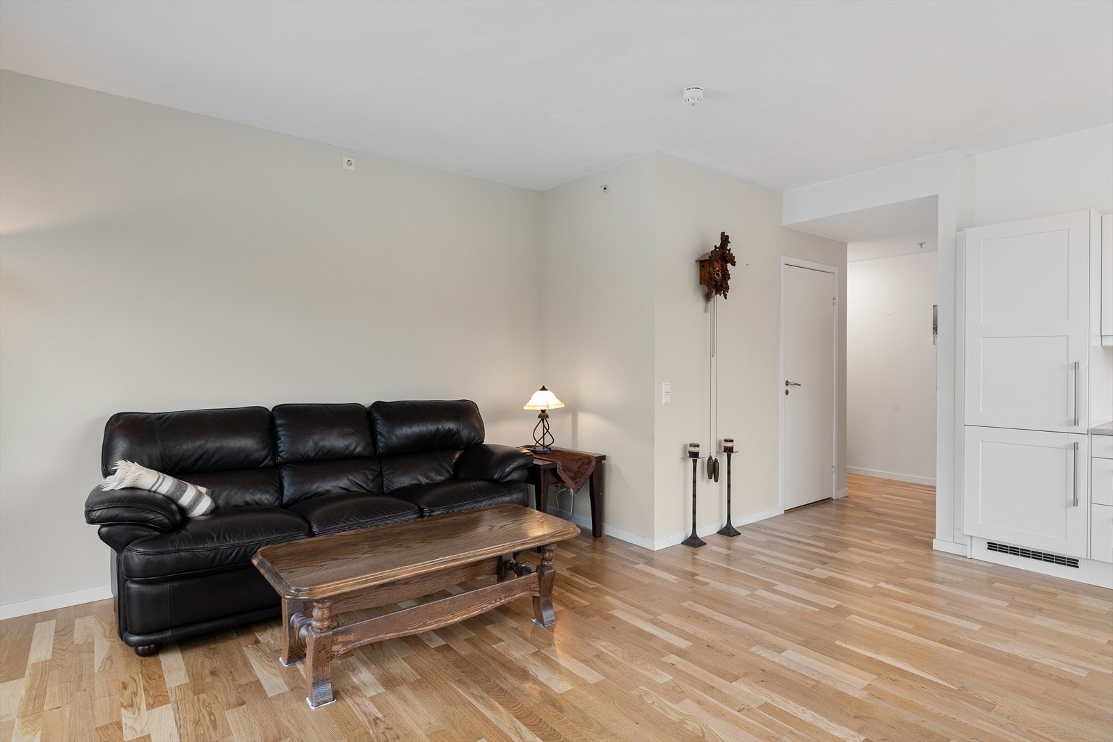 Praktisk plassert ved kjøkkenet er det bod/teknisk rom som gjør det enkelt å holde kjøkkenet ryddig Galleribilde