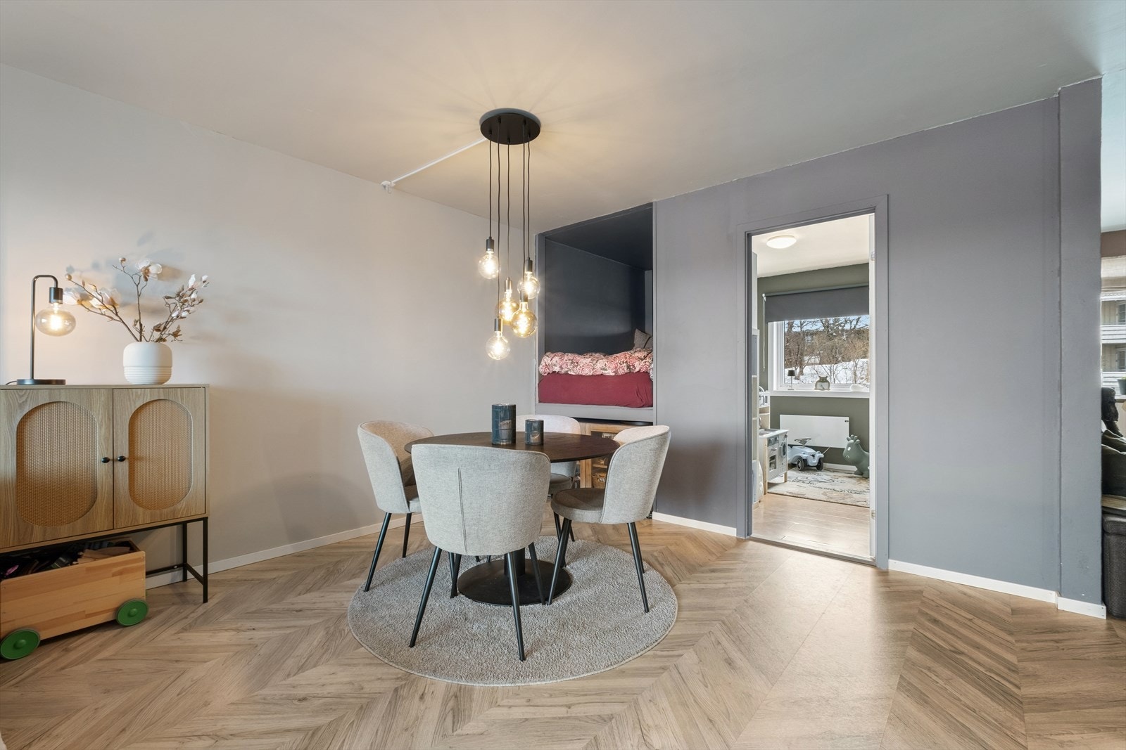 Her har du godt med plass, med muligheter for større spisebord. Galleribilde