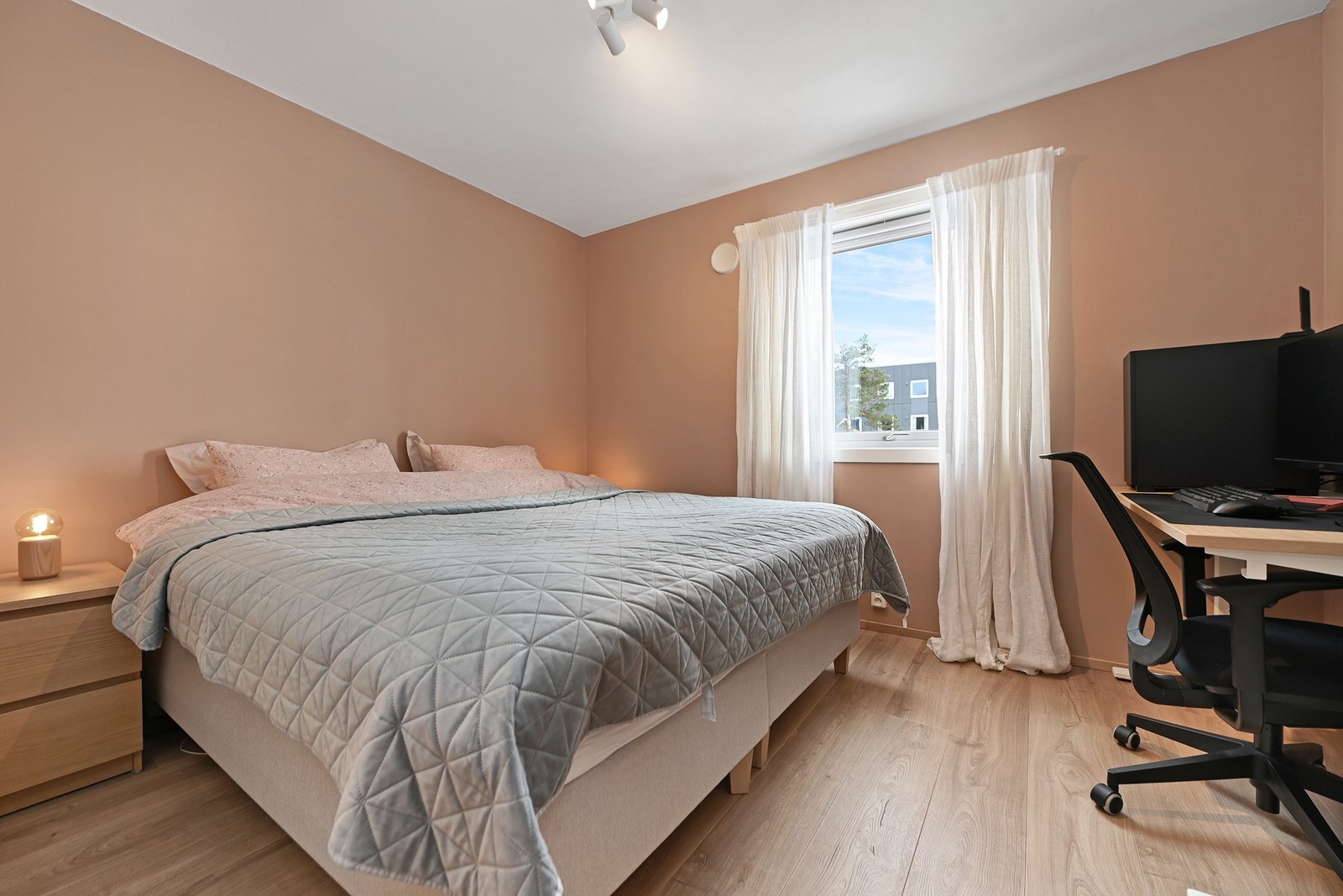 Romslig soverom med god plass til både dobbeltseng og flere møbler. Galleribilde