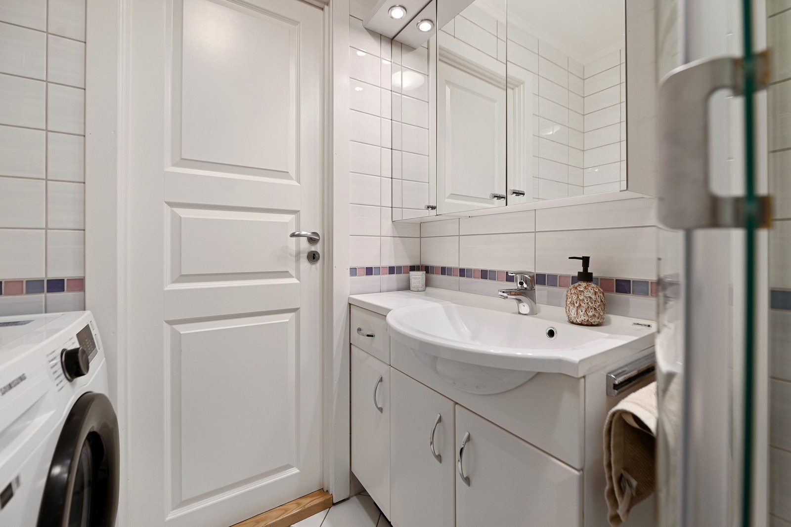 Baderommet har opplegg for vaskemaskin. Galleribilde