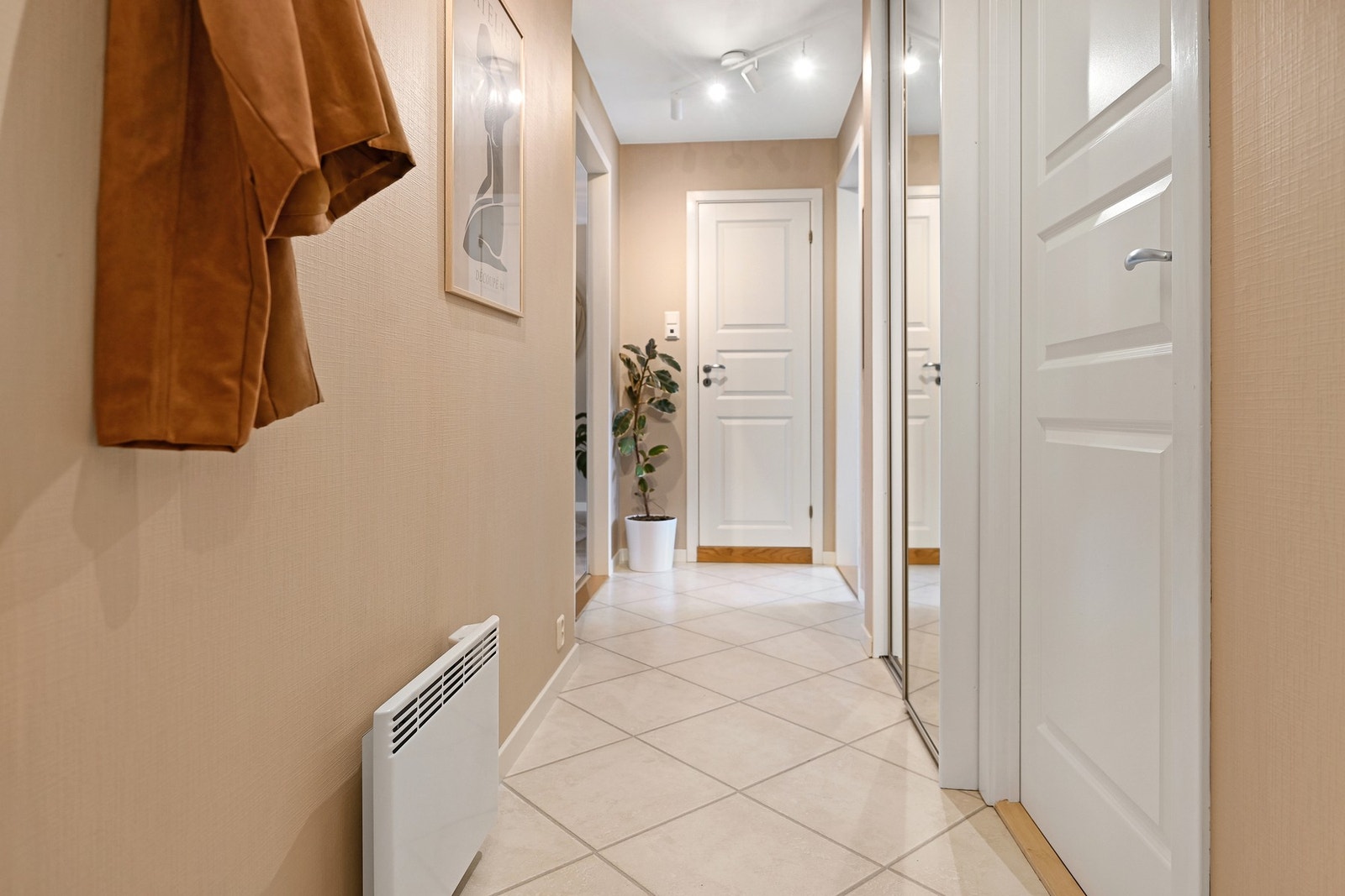 Lys entré med skyvedørsgarderobe og plass for yttertøy. Galleribilde