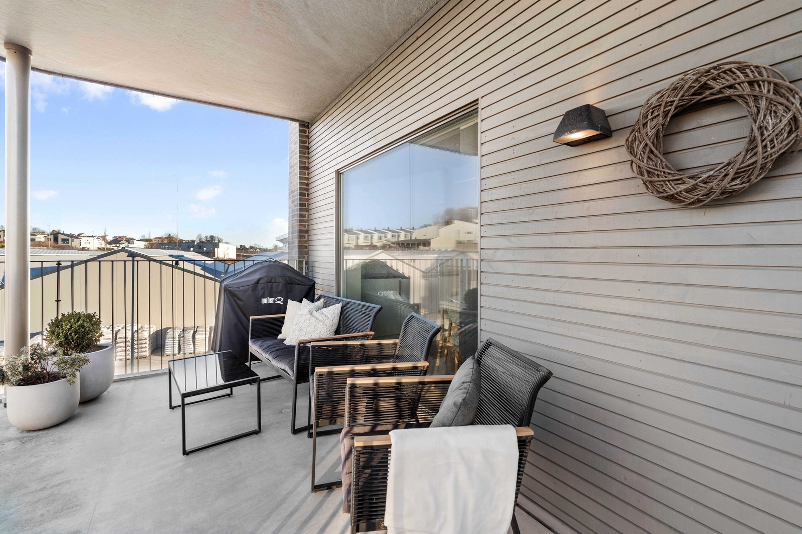 Enden av balkong, har glassvegg slik at man sitter mer lunt og kan nyte ekstra godt på soldagene ute. Galleribilde