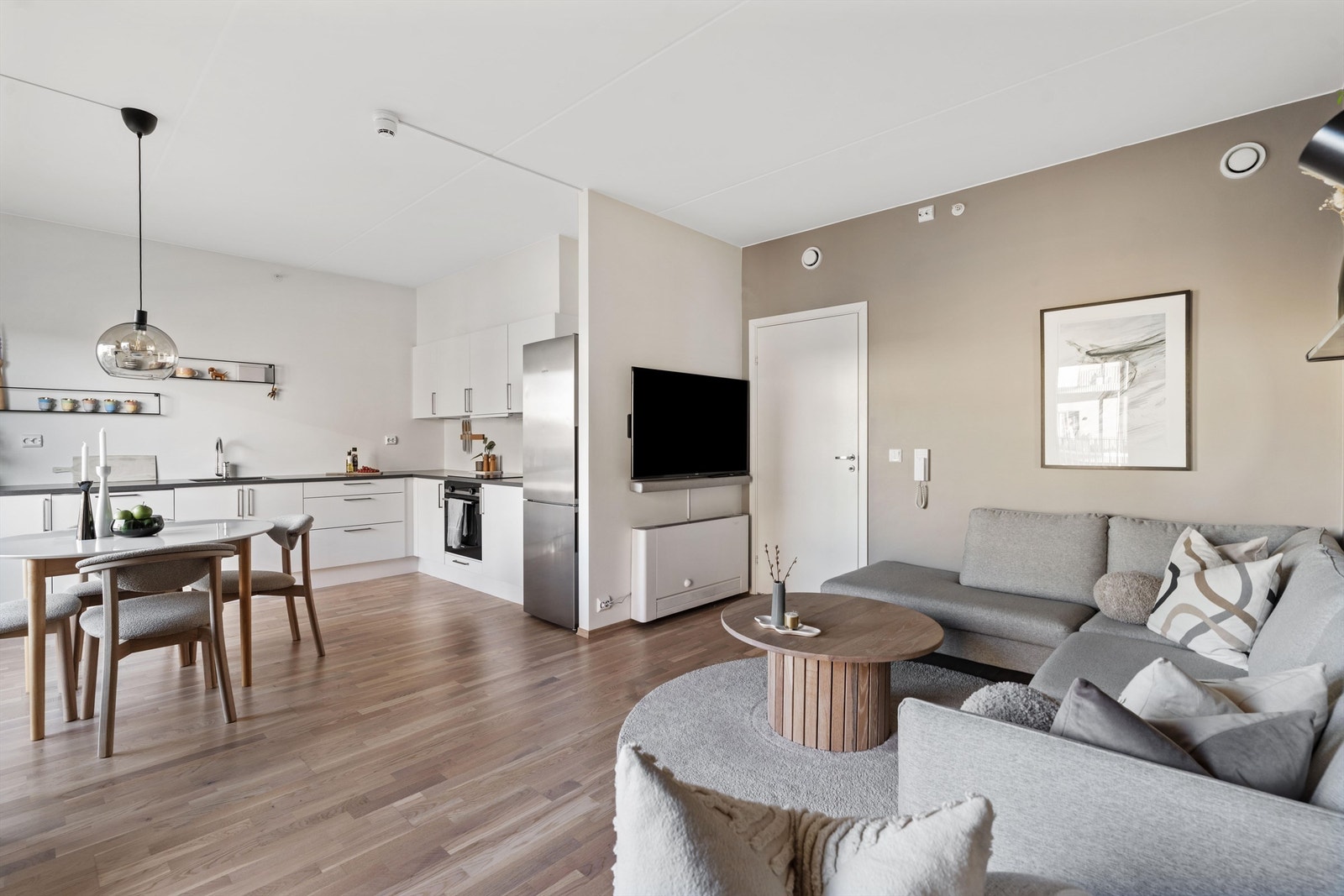 Velkommen til Sandvedhagen 1D, en lekker eierleilighet du kan flytte rett inn til. Her er det 2 soverom, et helfliset bad, medfølgende hvitevarer på kjøkken, god takhøyde og store vindusflater m.m.
Velkommen til visning.
Foto: Martin Norbø Galleribilde