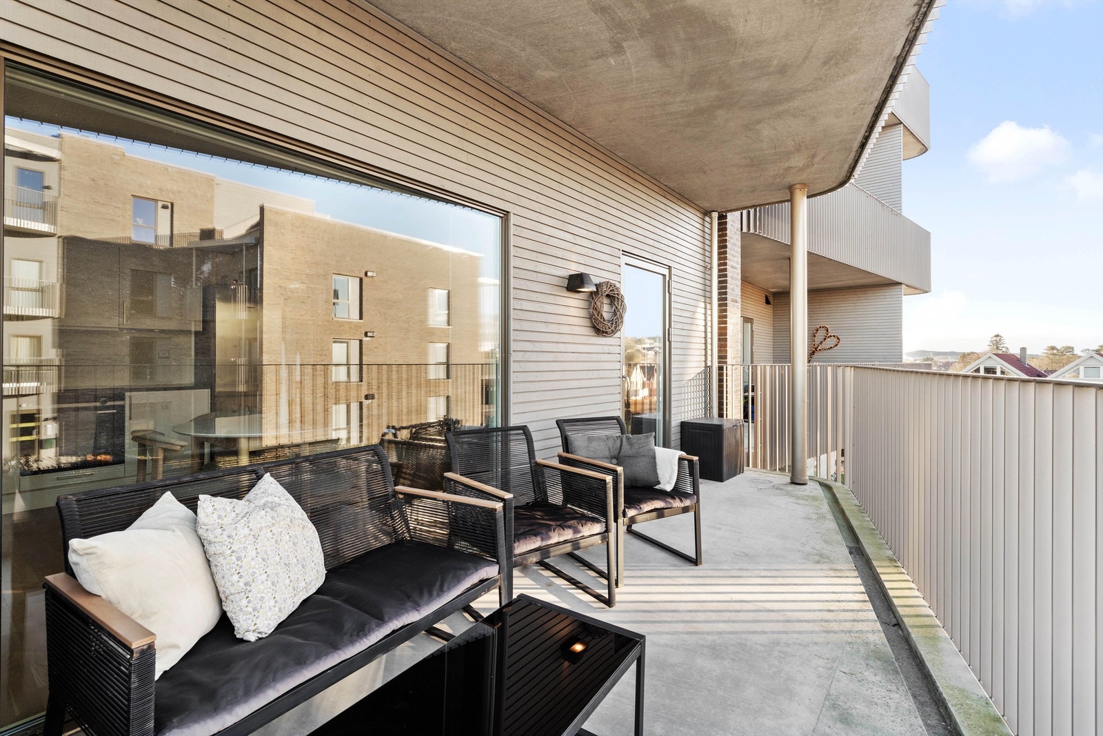 Romslig balkong utenfor stue/kjøkken som gir god plass for sittegruppe m.m.
Her er solen på sommeren fra ca. kl 14 til 21. Galleribilde