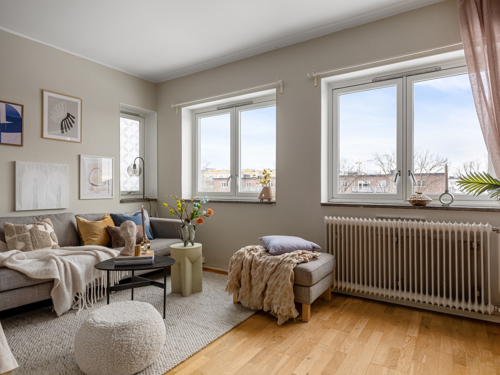 Dagslyset strømmer inn gjennom de generøse vindusflatene. Galleribilde