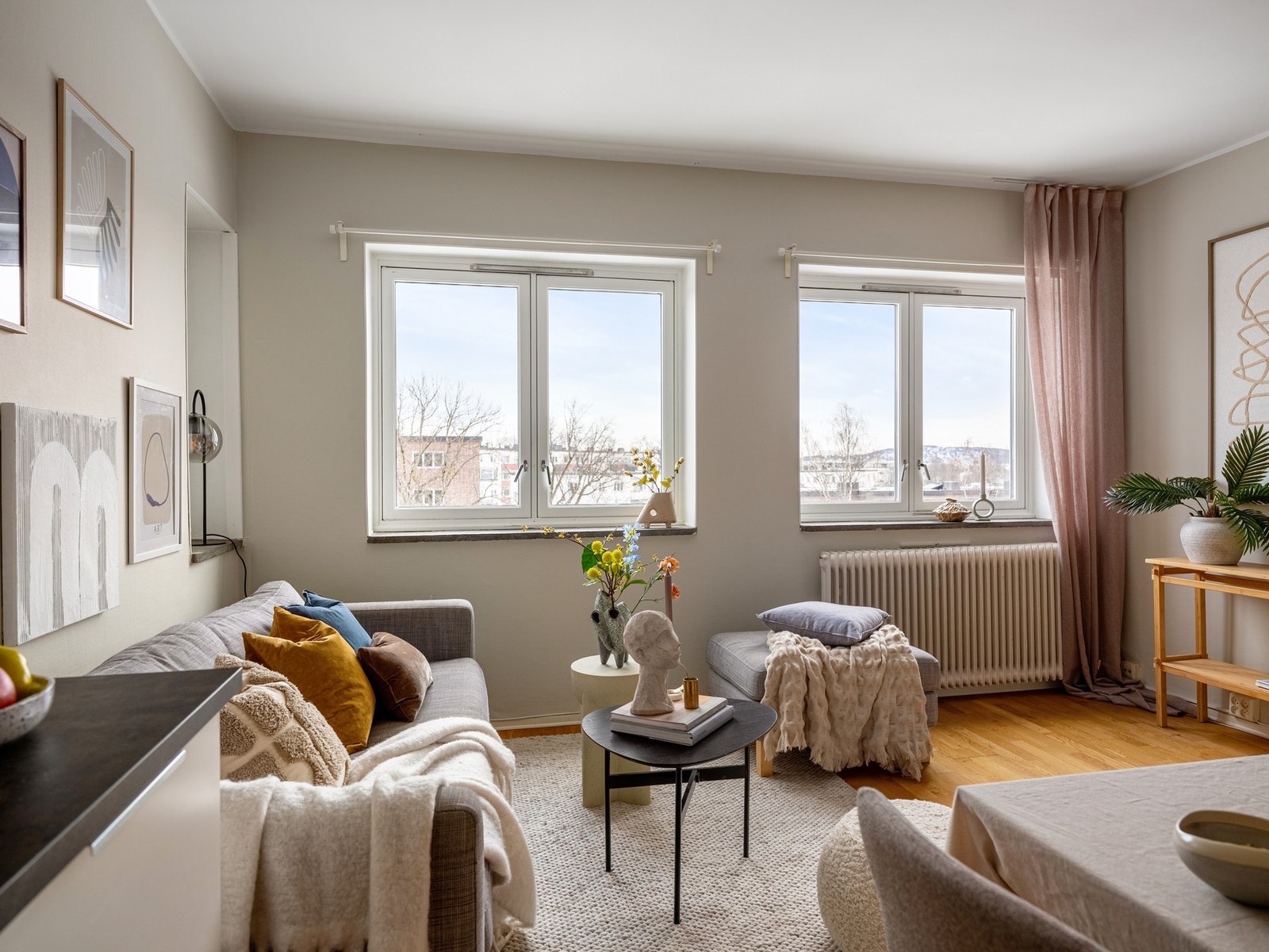 Felleskostnadene inkluderer både fyring, varmtvann og kabel-TV/bredbånd, praktisk og forutsigbart i hverdagen. Galleribilde