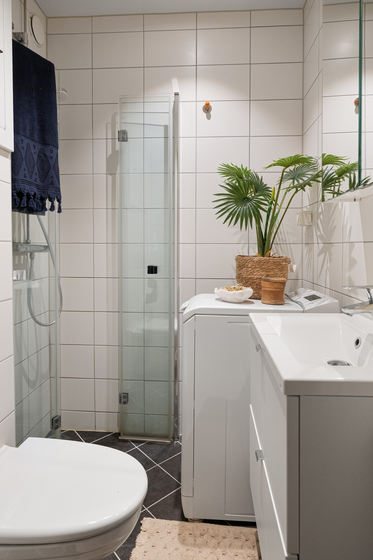 Badet ble pusset opp i 2019 i regi av borettslaget og har flislagte overflater som gir et moderne og stilrent uttrykk. Galleribilde