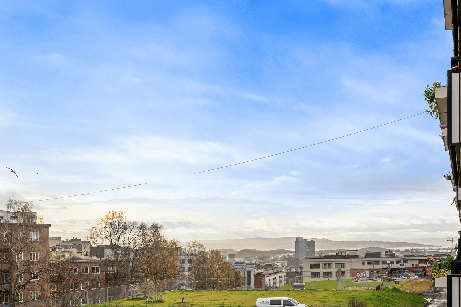 Fra stuevinduet er det grønt og fritt utsyn på sommerhalvåret. Bilde fra en annen leilighet med tilsvarende utsikt. Galleribilde