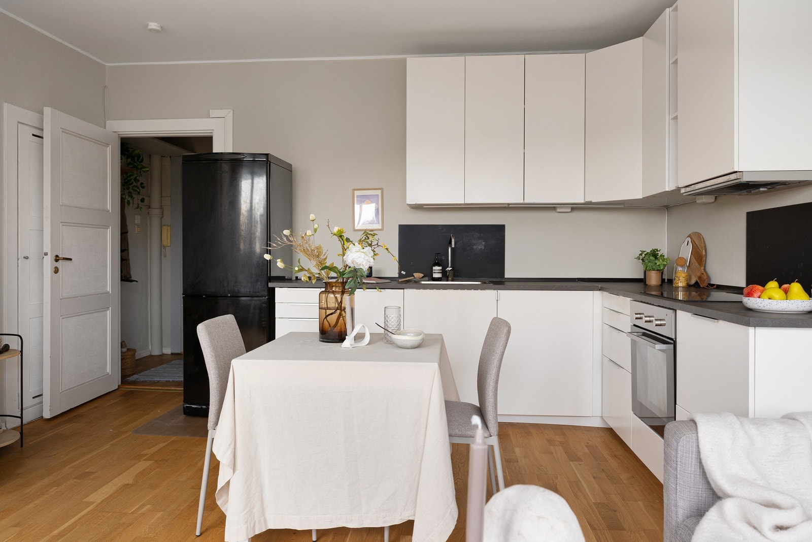 Det er plass til spisebord i tilknytning til kjøkkenet. Galleribilde