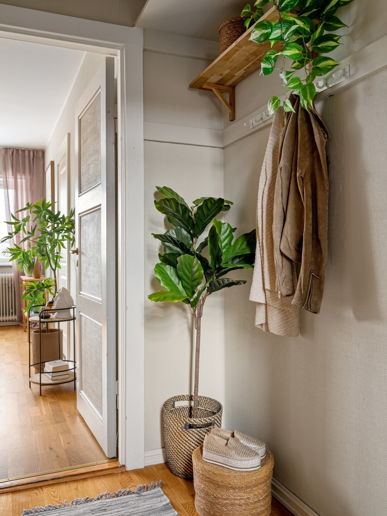 Det er plass til å henge fra seg yttertøy i entréen. Galleribilde