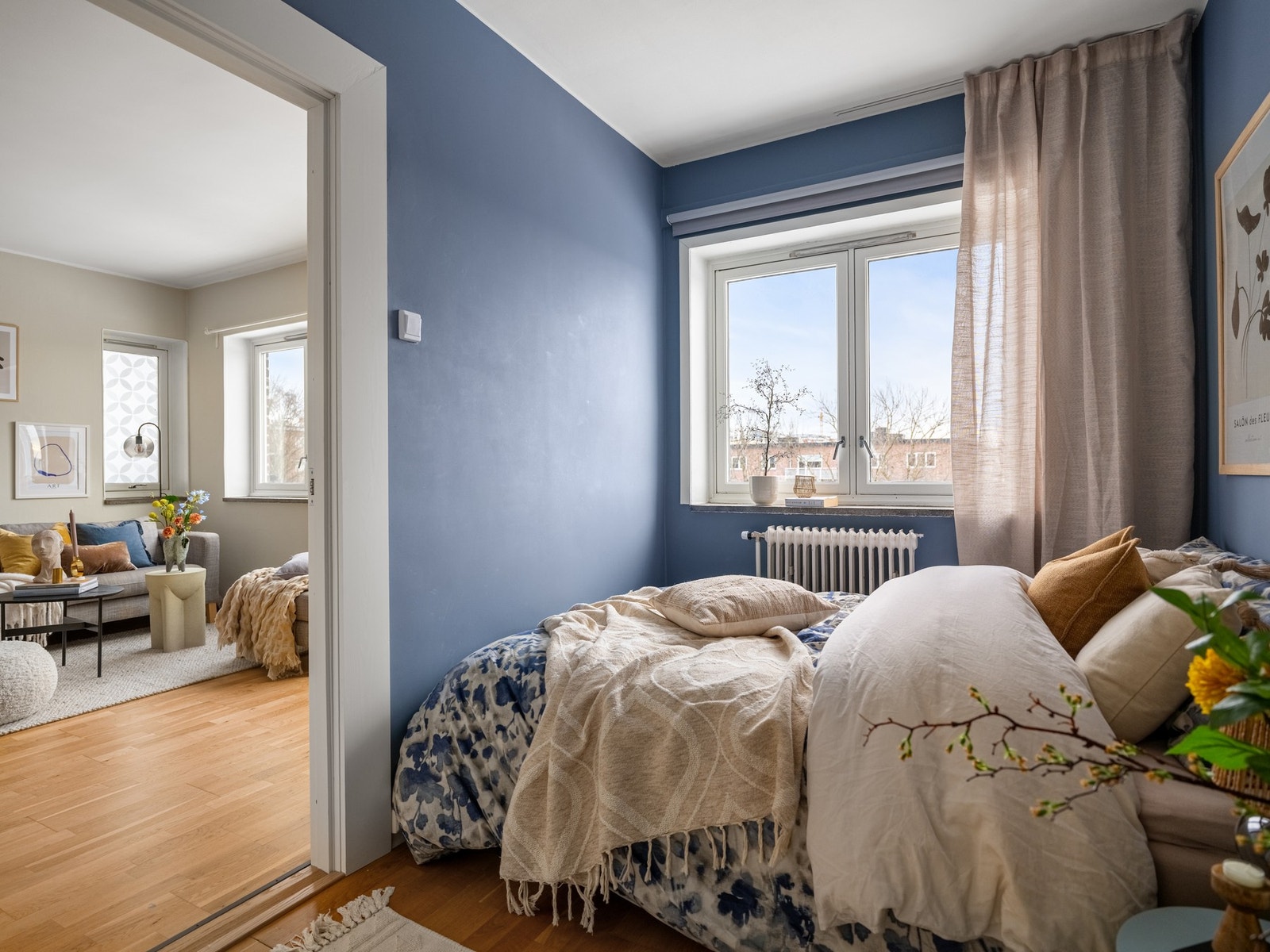 Lunt og behagelig soverom med plass til dobbeltseng og nattbord. Galleribilde