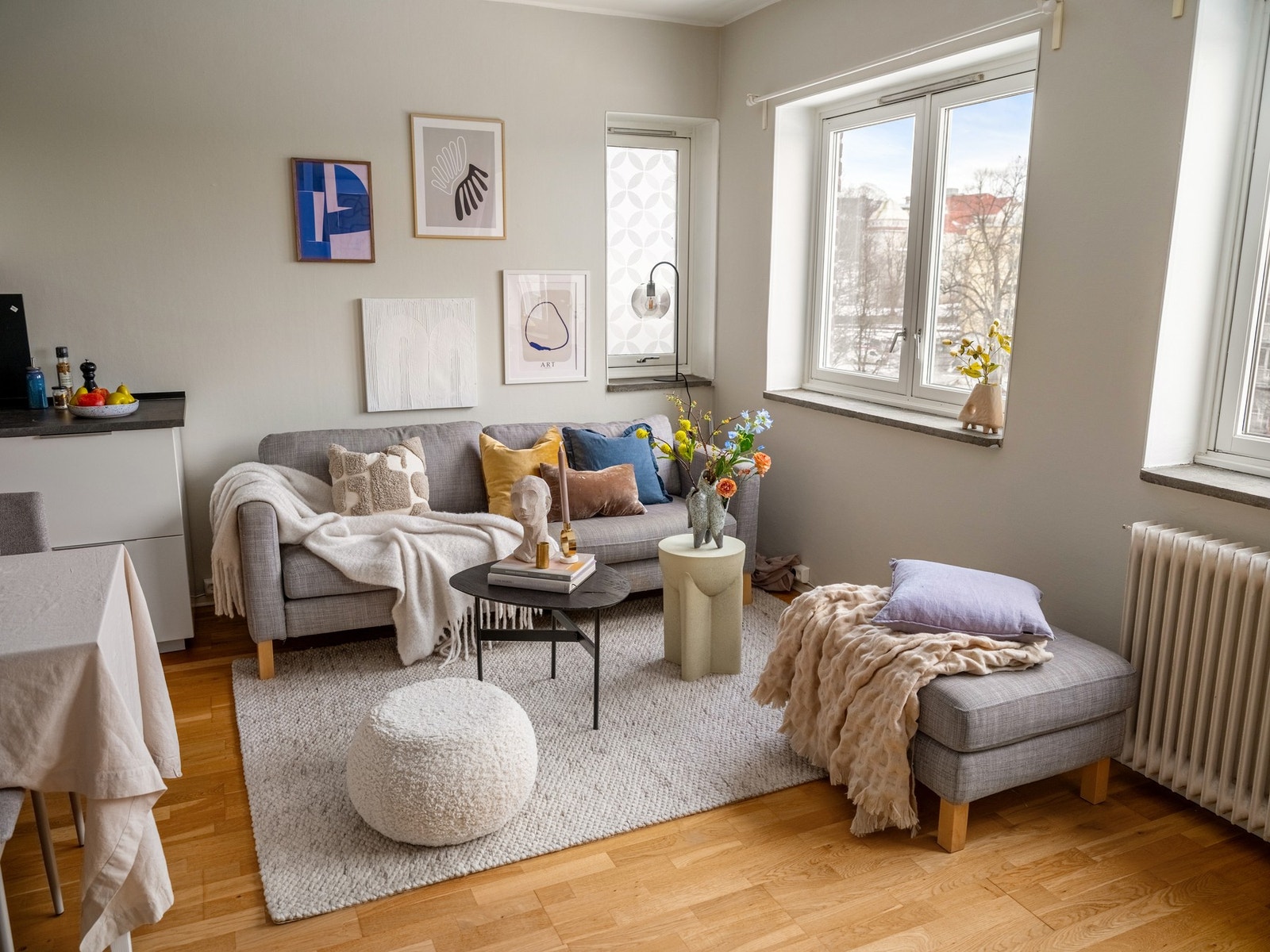 Sofakroken byr på en koselig plass for ro, hygge og hverdagsøyeblikk. Galleribilde