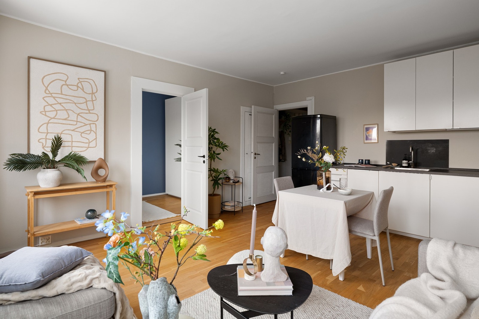 Den åpne kjøkkenløsningen gjør matlaging til en naturlig del av både samtaler og samvær. Galleribilde