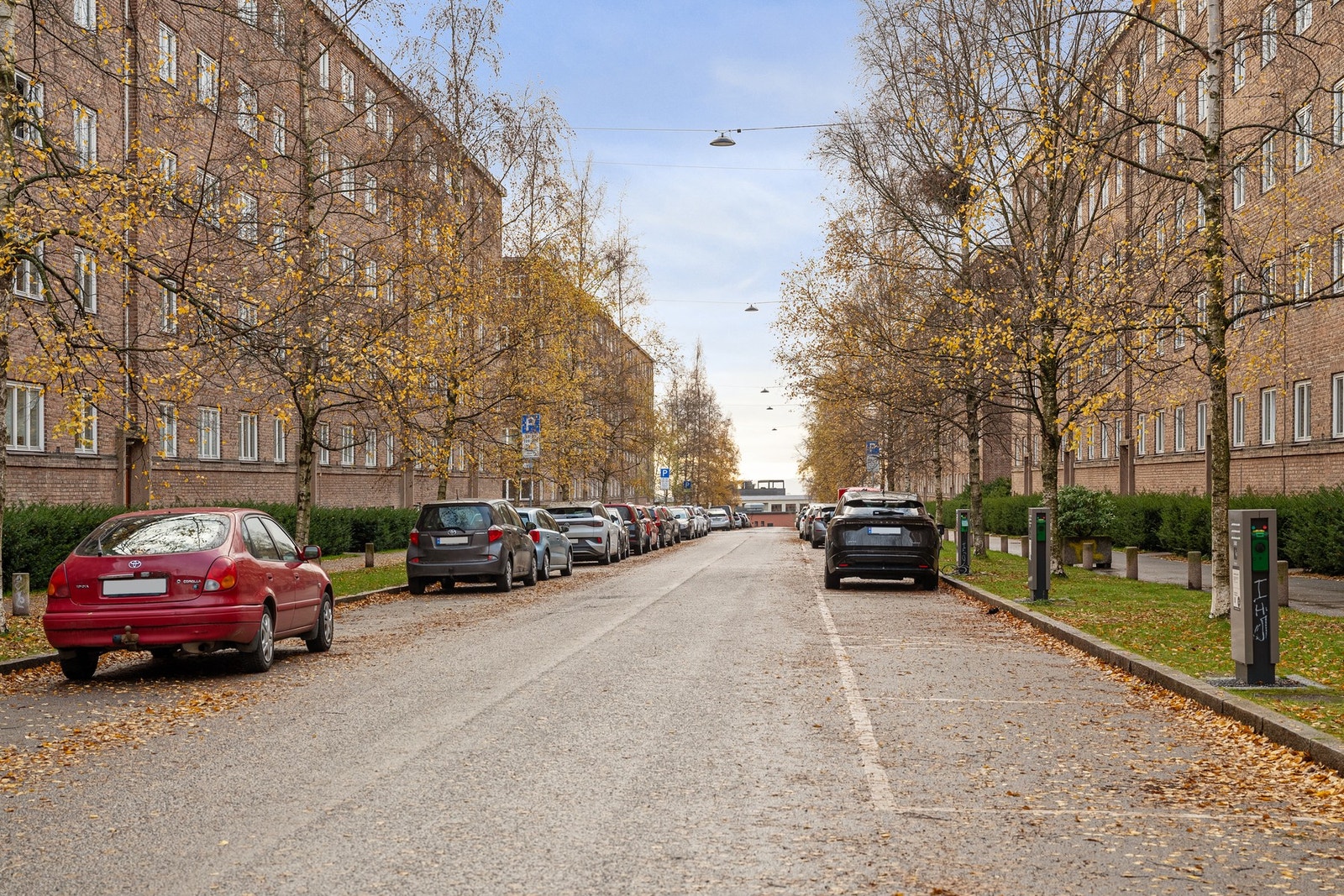 Det er rikelig med p-plasser (beboerparkering) rett utenfor døren, både med- og uten elbil lader. Galleribilde