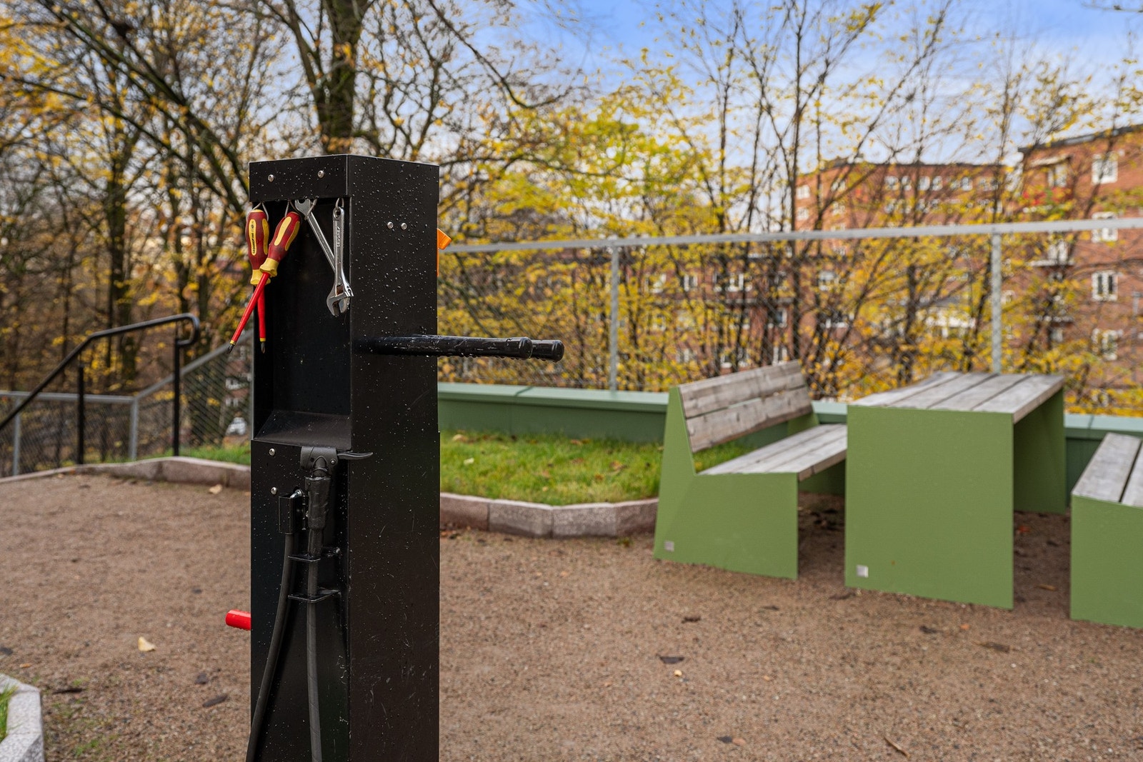 Det er flere sittegrupper og uteområder, samt diverse sykkelverktøy som kan benyttes. Galleribilde