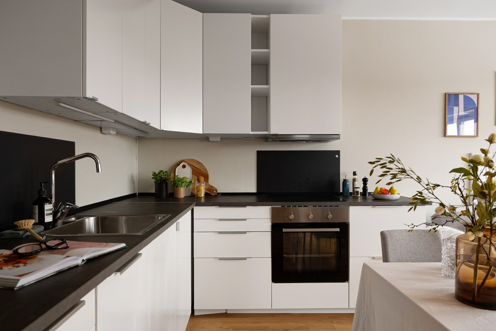 Sømløst uttrykk med integrert oppvaskmaskin, stekeovn og induksjon platetopp. Galleribilde