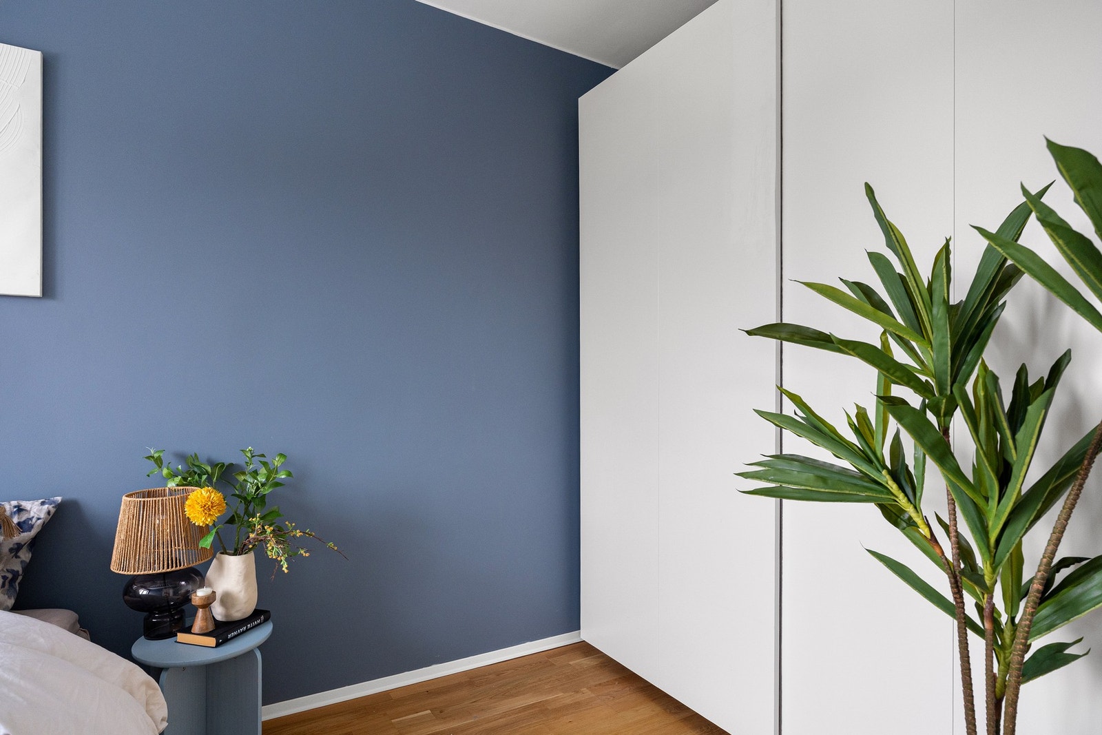 Et stort garderobeskap gir rikelig med oppbevaringsplass og holder rommet ryddig og oversiktlig. Galleribilde