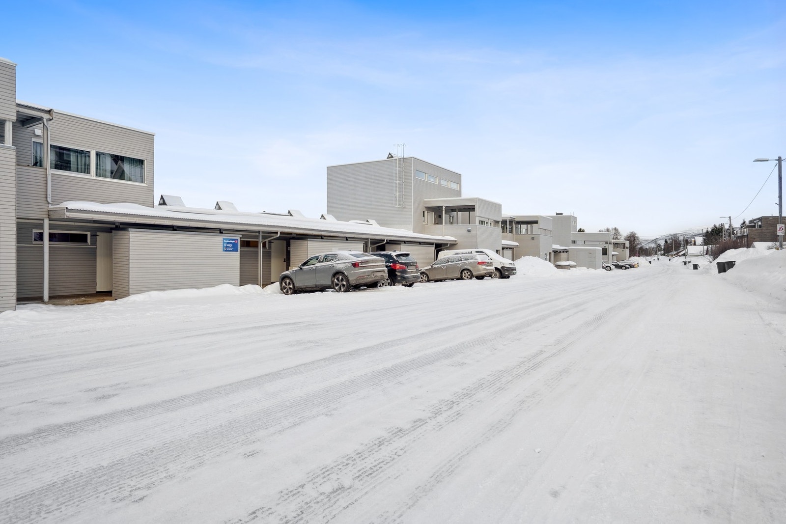 Leiligheten har egen inngang fra bakkeplan. En sportsbod ved inngangsparti og en i kjeller Galleribilde