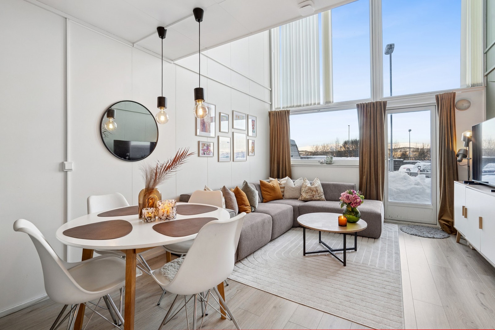 Velkommen til Evjenvegen 152 F- En moderne og romslig 2-roms over 2 plan. Vestvendt terrasse med gode solforhold. Flott utsikt. Fast parkering. IN-ordning! Galleribilde