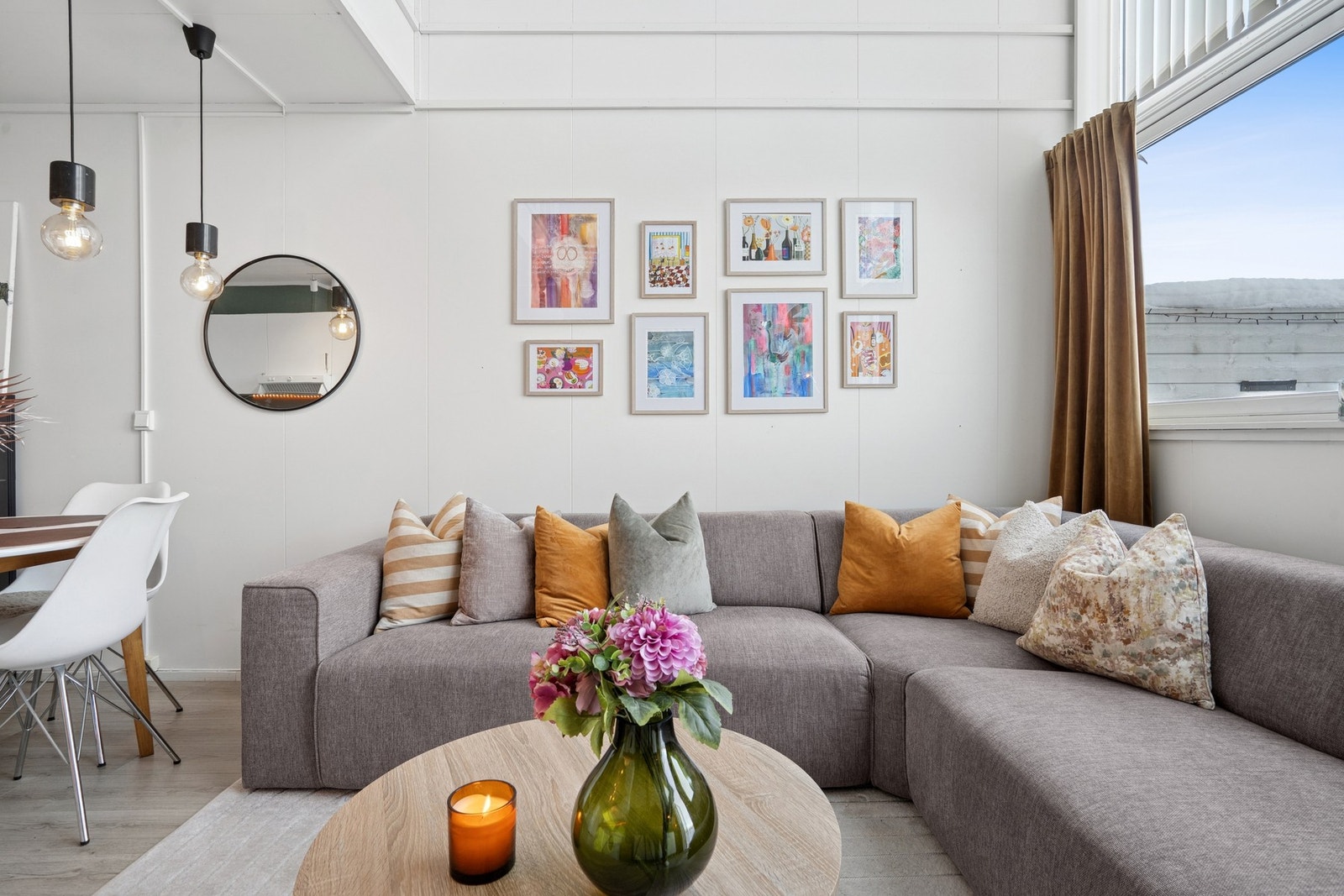 Lys og romslig stue Galleribilde