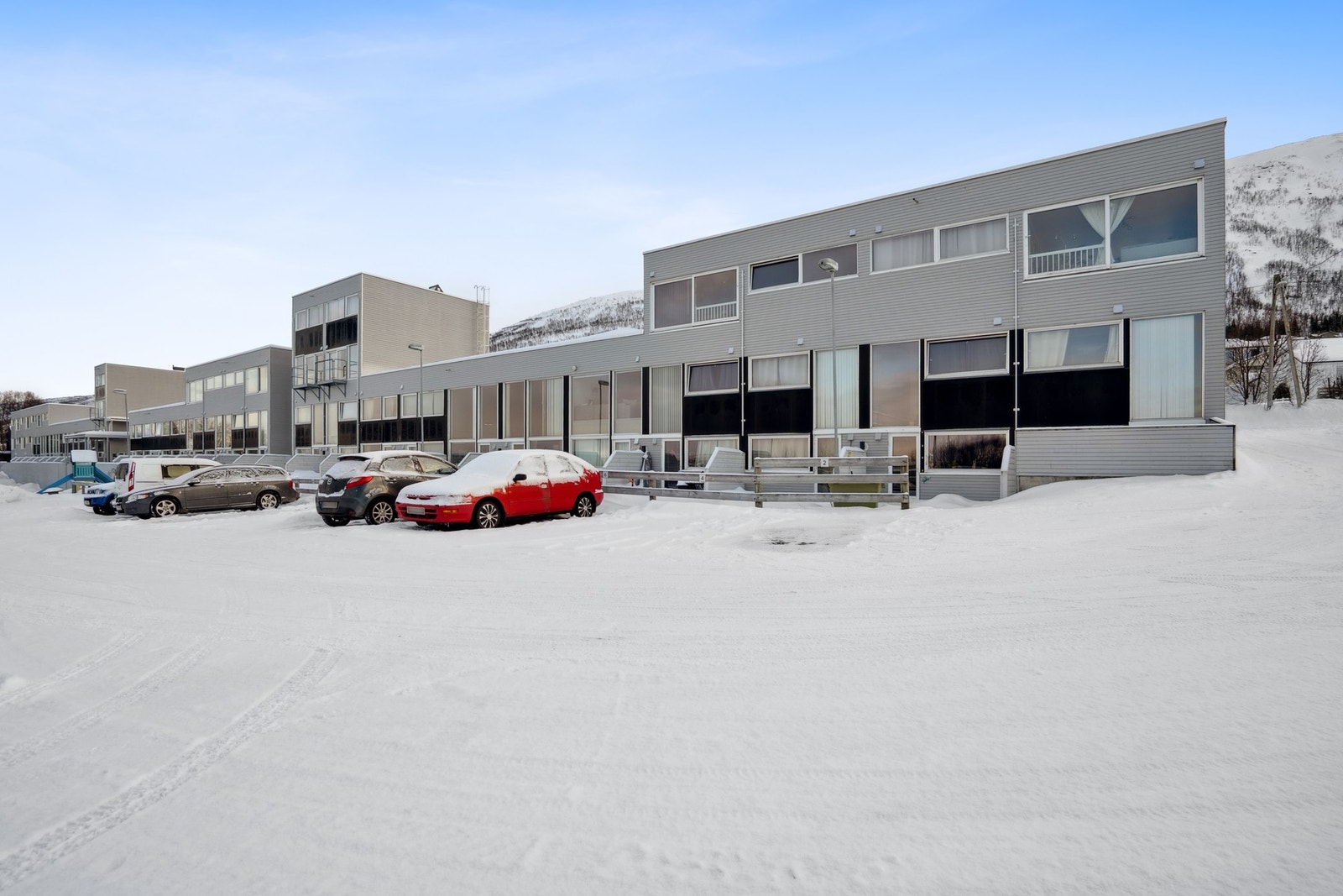 Borettslaget har god beliggenhet i Evjenvegen med gangavstand til dagligvarehandel og busstopp med avganger til både Tromsdalen, Tromsø sentrum og UNN/UiT. Galleribilde