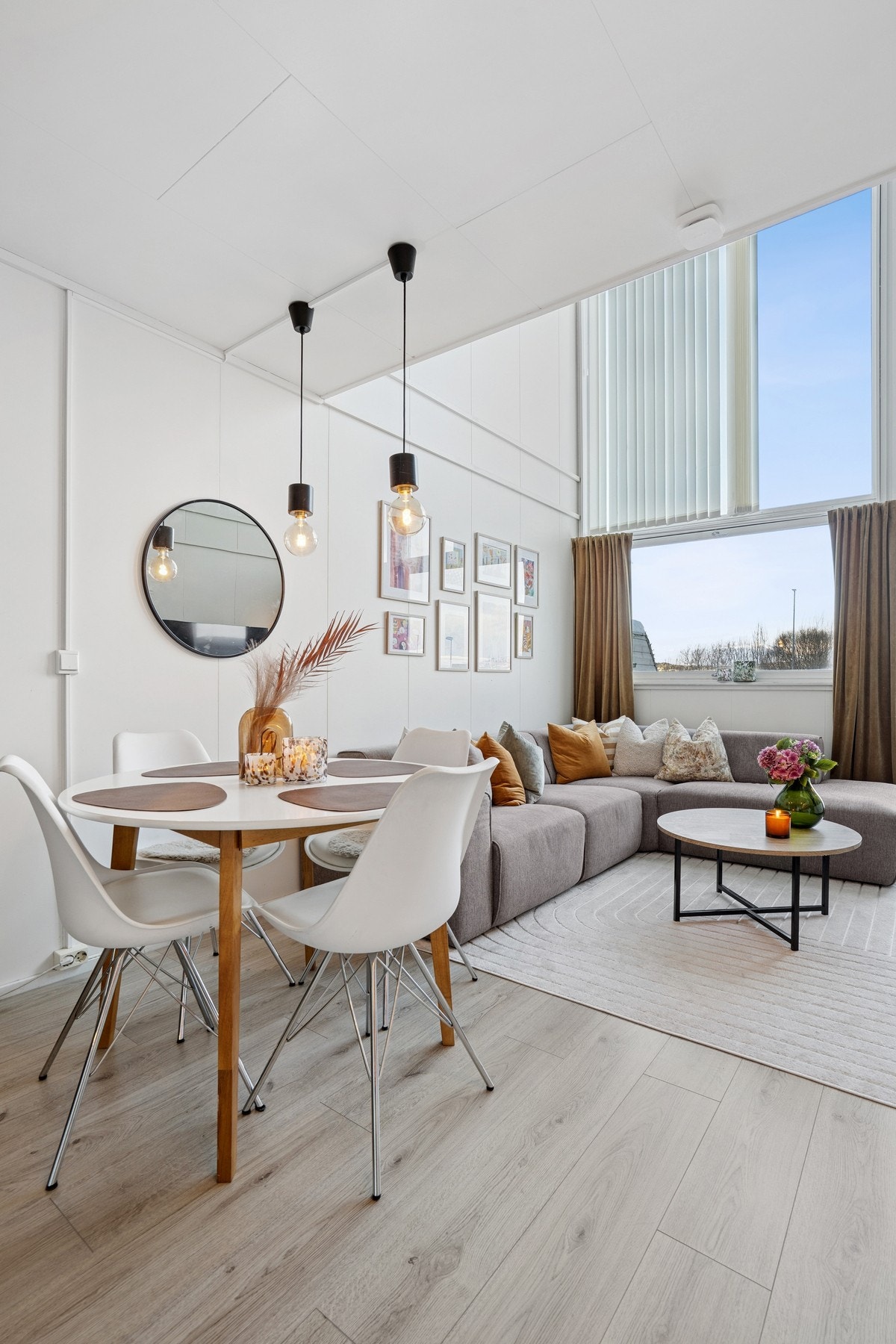 Her får du store vindusflater og god takhøyde i stue Galleribilde