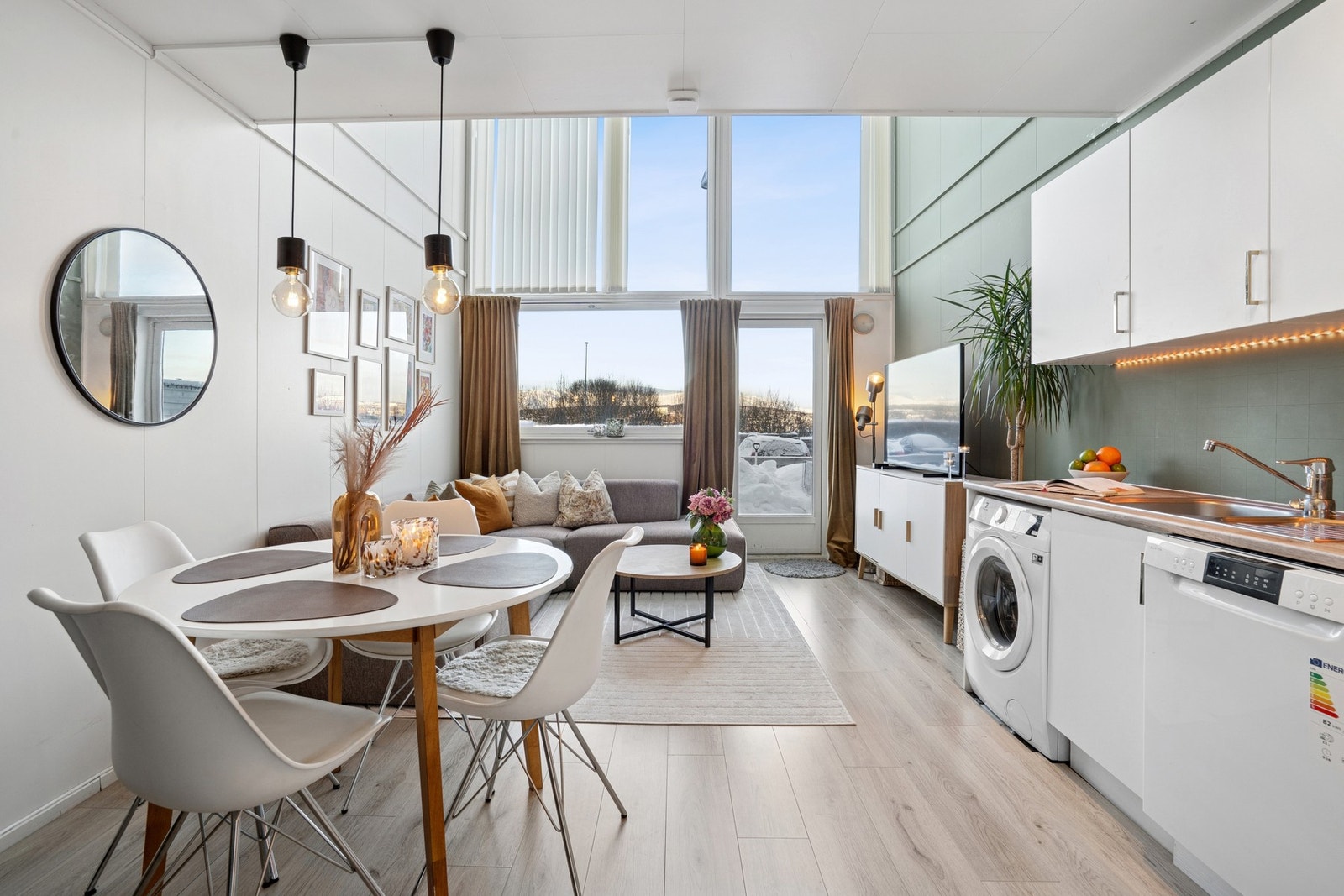 Det er åpen løsning mellom stue og kjøkken Galleribilde