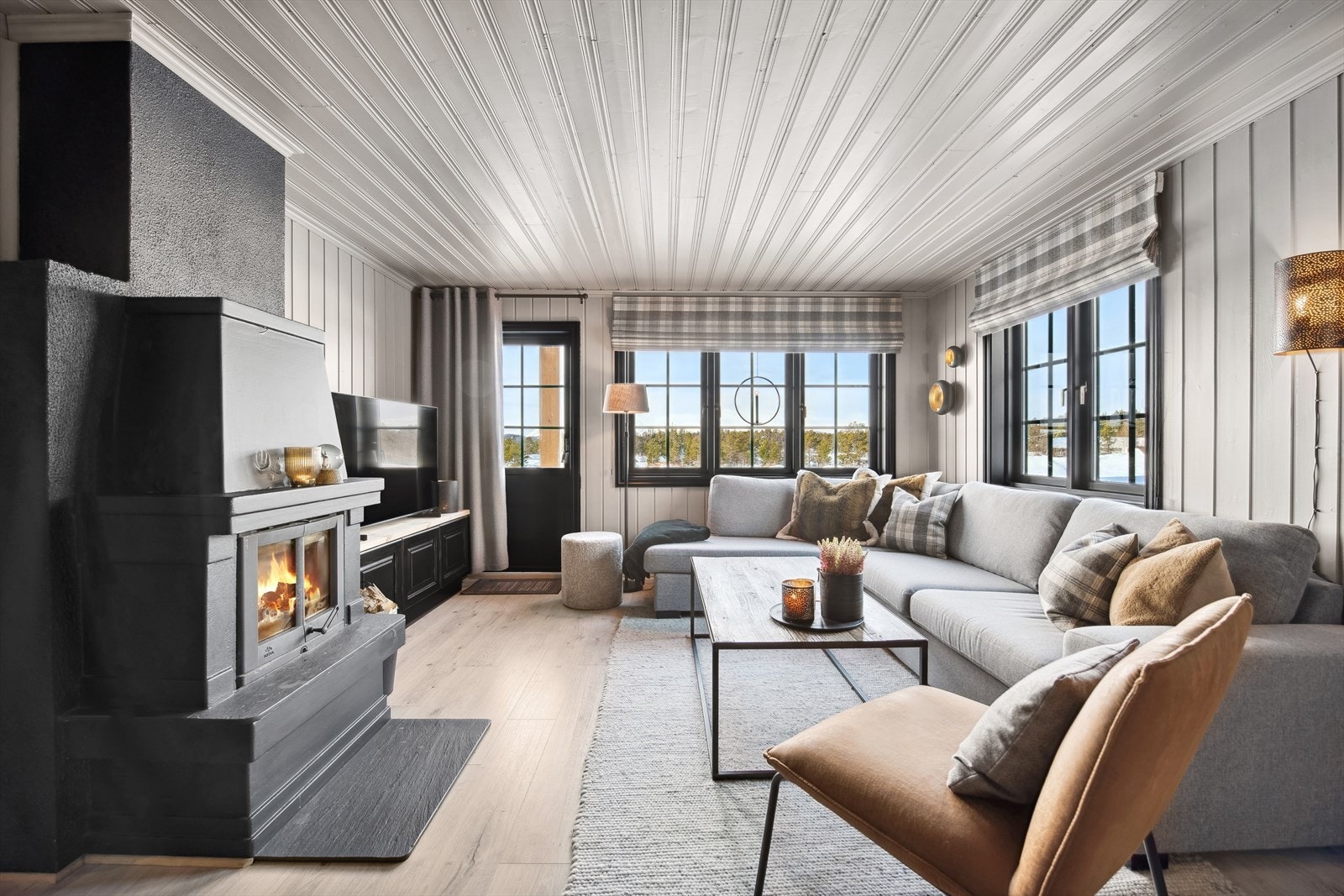 Stuen oppleves lys og luftig, takket være flere vindusflater som slipper inn rikelig med naturlig lys. Her kan du nyte utsikten samtidig som rommet gir en deilig følelse av plass og frihet. Galleribilde