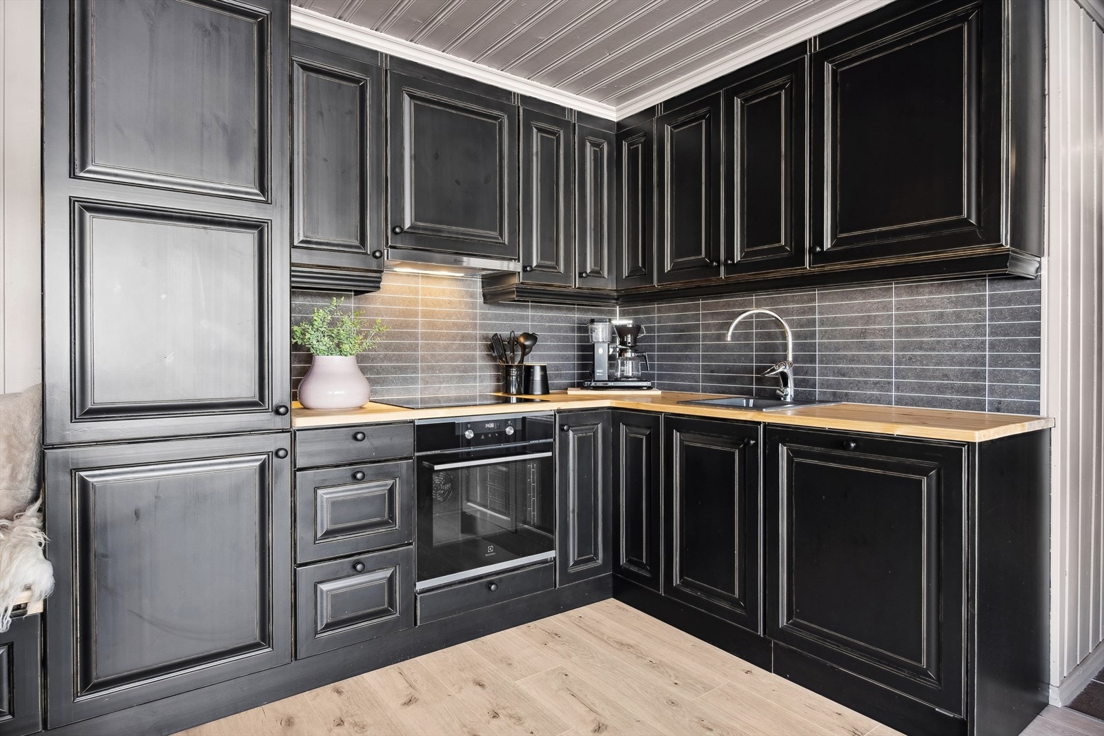 Innredningen består av både over- og underskap som gir god oppbevaringsplass. Galleribilde