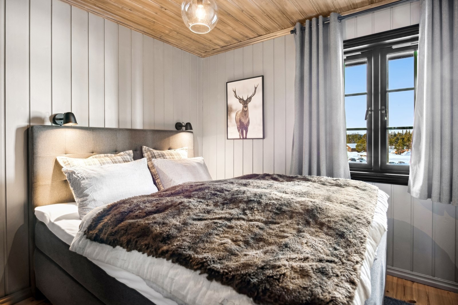 Hovedsoverommet har plass til både seng av god størrelse og garderobe. Galleribilde