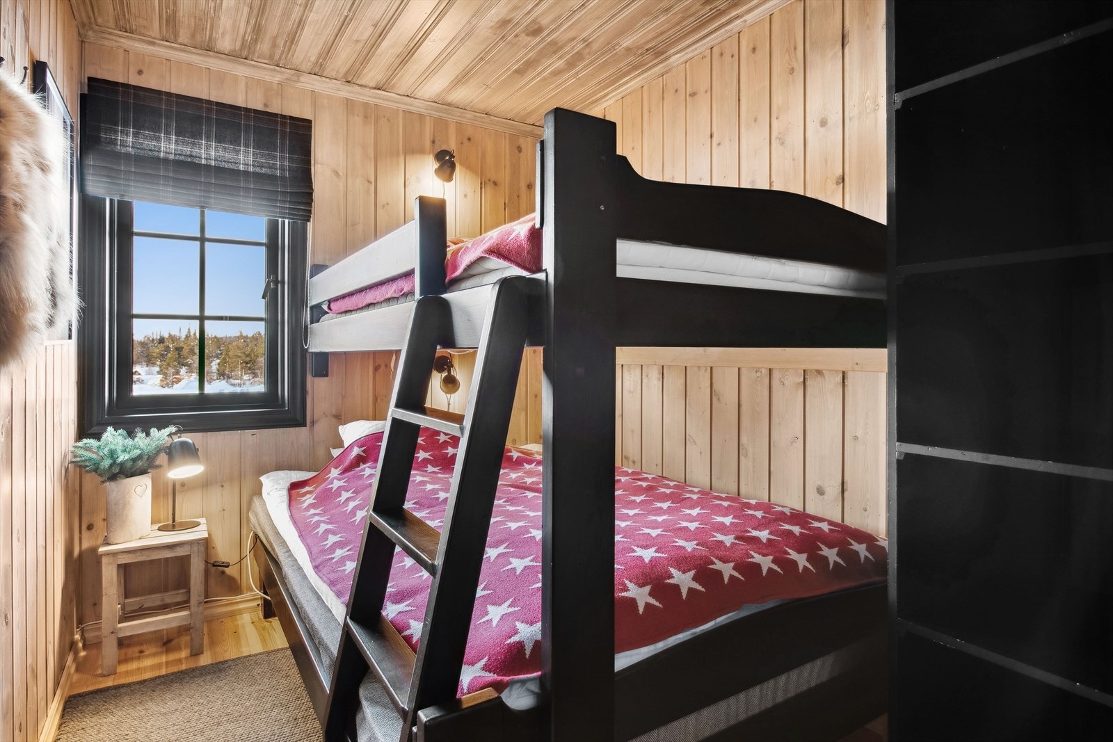 Soverom nr. 2 er i dag etablert med en større køyeseng som gir flere sengeplasser. Galleribilde